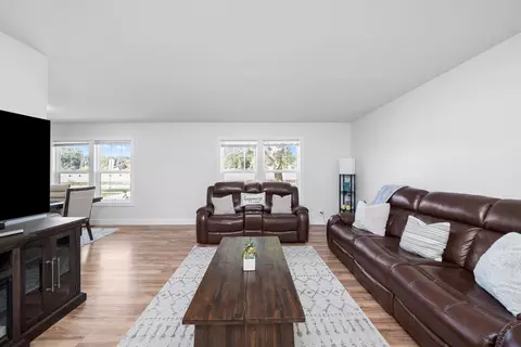 Living - 3204 E Frontage Rd, Rolling Meadows, IL 60008 photo 2 of 6