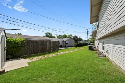 Exterior - 3204 E Frontage Rd, Rolling Meadows, IL 60008 photo 7 of 10