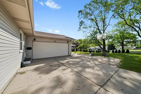 Exterior - 3204 E Frontage Rd, Rolling Meadows, IL 60008 photo 5 of 10