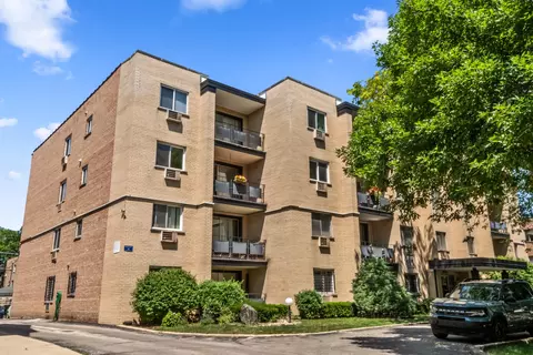 1340 W Touhy Ave #302, Chicago, IL 60626