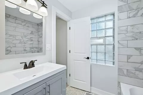 Bath - 237 E 92nd St, Chicago, IL 60619 photo 2 of 3