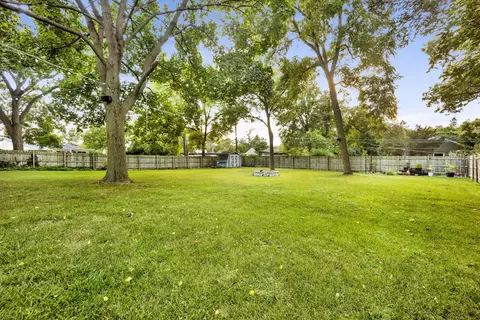 Exterior - 614 Polo Dr, Wheaton, IL 60187 photo 3 of 8