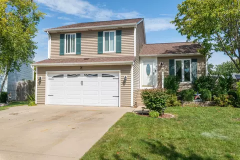 8 Aspen Ct, Streamwood, IL 60107