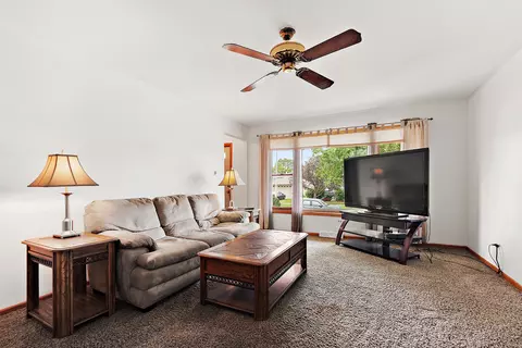 Living - 8525 Massasoit Ave, Burbank, IL 60459 photo 1 of 2