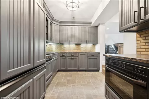 Kitchen - 34 W033 White Thorne Rd, Wayne, IL 60184 photo 10 of 12