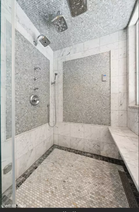 Bath - 34 W033 White Thorne Rd, Wayne, IL 60184 photo 6 of 13