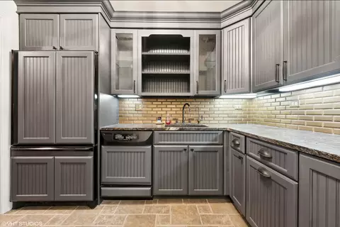 Kitchen - 34 W033 White Thorne Rd, Wayne, IL 60184 photo 11 of 12