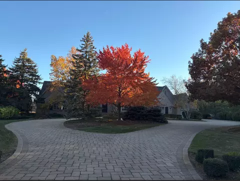 Exterior - 34 W033 White Thorne Rd, Wayne, IL 60184 photo 16 of 17
