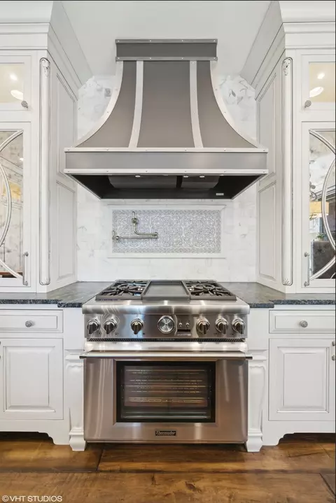 Kitchen - 34 W033 White Thorne Rd, Wayne, IL 60184 photo 4 of 12