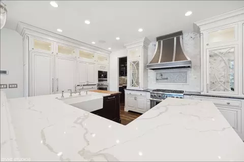 Kitchen - 34 W033 White Thorne Rd, Wayne, IL 60184 photo 3 of 12
