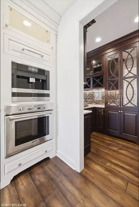 Kitchen - 34 W033 White Thorne Rd, Wayne, IL 60184 photo 7 of 12