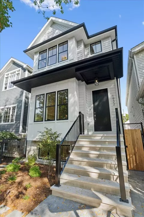 1932 W Wolfram St, Chicago, IL 60657