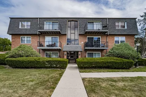 1140 64th St #6, La Grange Highlands, IL 60525