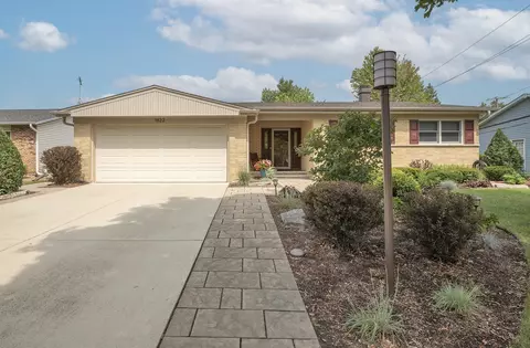 1822 E Cree Ln, Mount Prospect, IL 60056 photo 2