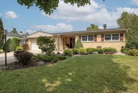 1822 E Cree Ln, Mount Prospect, IL 60056