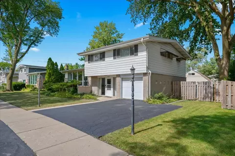 Exterior - 2920 Harrison St, Glenview, IL 60025 photo 3 of 5