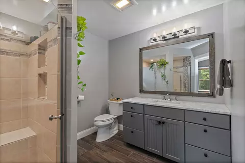 Bath - 811 Carol Ave, Mchenry, IL 60050 photo 2 of 4
