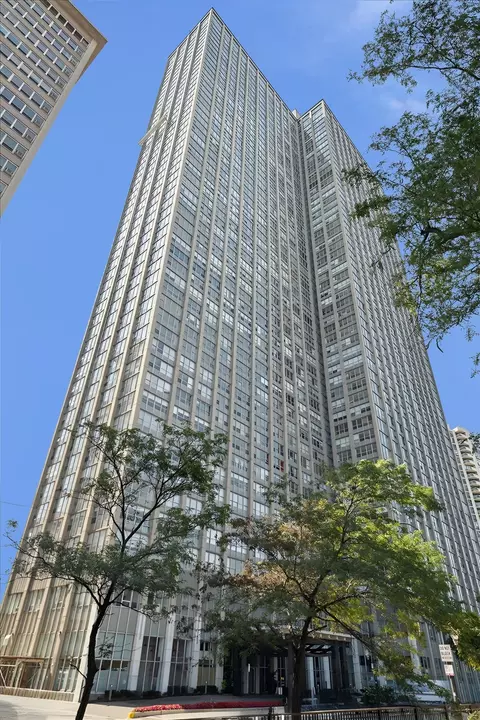 655 W Irving Park Rd #2503, Chicago, IL 60613