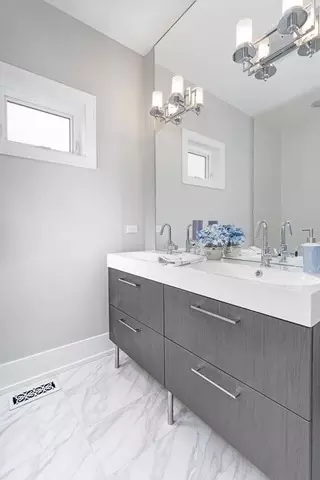 Bath - 1015 E 43rd St, Chicago, IL 60653 photo 3 of 6
