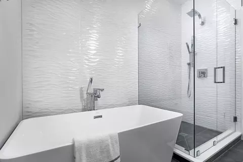 Bath - 1015 E 43rd St, Chicago, IL 60653 photo 1 of 6