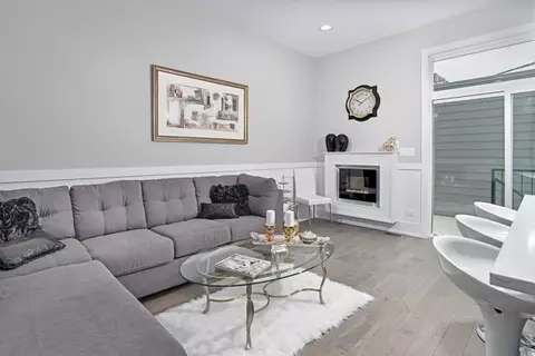 Living - 1015 E 43rd St, Chicago, IL 60653 photo 2 of 2
