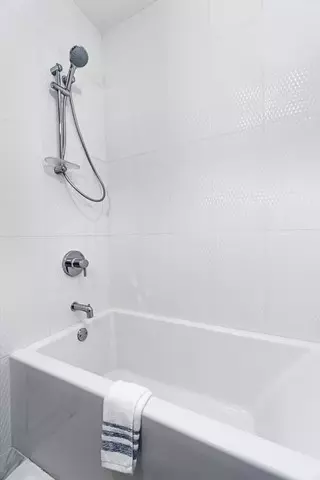 Bath - 1015 E 43rd St, Chicago, IL 60653 photo 6 of 6