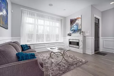 Living - 1015 E 43rd St, Chicago, IL 60653 photo 1 of 2