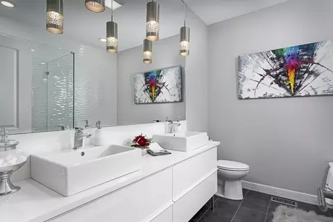 Bath - 1015 E 43rd St, Chicago, IL 60653 photo 2 of 6