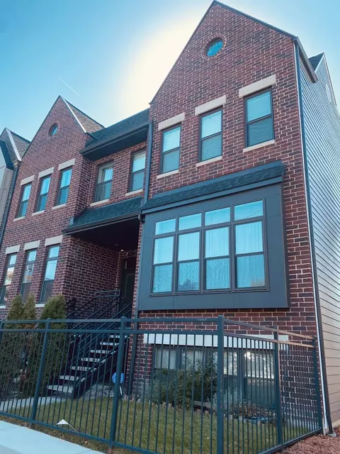 1015 E 43rd St, Chicago, IL 60653