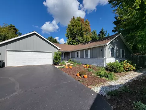 141 S Harrison St, Geneva, IL 60134