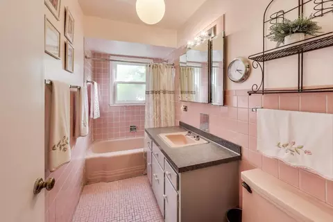 Bath - 309 Darrow Ave, Evanston, IL 60202 photo 1 of 1