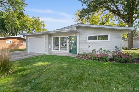 320 Harmony Dr, North Aurora, IL 60542
