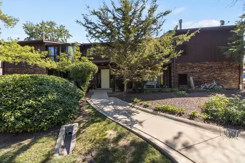 67 W 64th St #101, Westmont, IL 60559