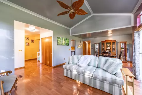 355 Ashford Cir #4, Bartlett, IL 60103 photo 4