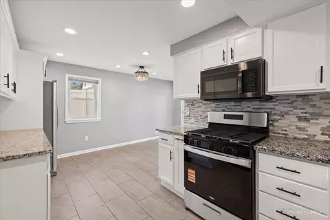 Kitchen - 561 Dundee Ave, Elgin, IL 60120 photo 1 of 3
