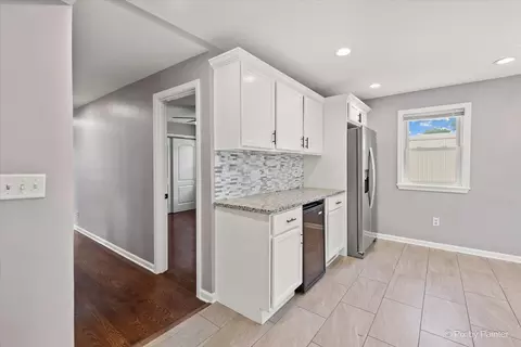 Entry Way - 561 Dundee Ave, Elgin, IL 60120 photo 3 of 5