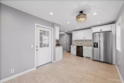 Entry Way - 561 Dundee Ave, Elgin, IL 60120 photo 4 of 5