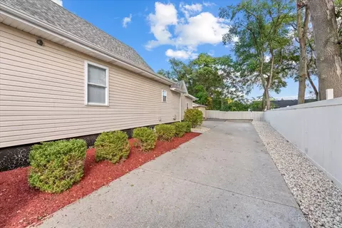 Exterior - 561 Dundee Ave, Elgin, IL 60120 photo 4 of 7