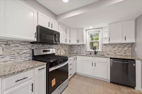Kitchen - 561 Dundee Ave, Elgin, IL 60120 photo 2 of 3