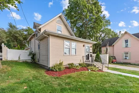 Exterior - 561 Dundee Ave, Elgin, IL 60120 photo 3 of 7