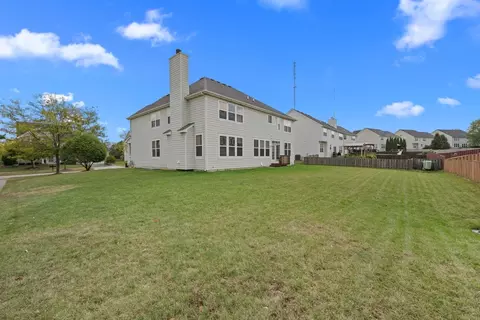 Exterior - 312 Monument Rd, Elgin, IL 60124 photo 4 of 6