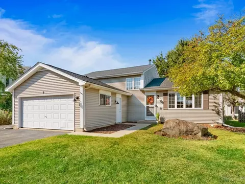 9 Danbury Ct, Lake In The Hills, IL 60156