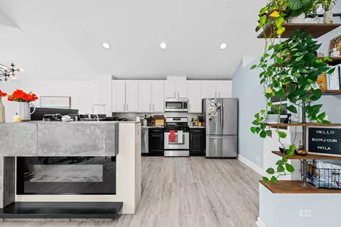 Kitchen - 70 Cherbourg Ct #70, Wheeling, IL 60090 photo 3 of 3