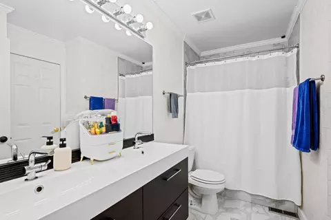 Bath - 70 Cherbourg Ct #70, Wheeling, IL 60090 photo 1 of 2