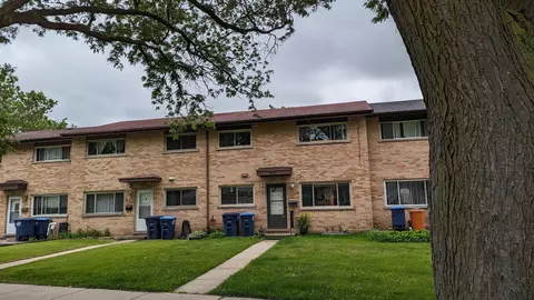 239 Dover Dr, Des Plaines, IL 60018