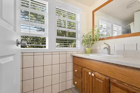 Bath - 302 Griswold St, Elgin, IL 60123 photo 1 of 3