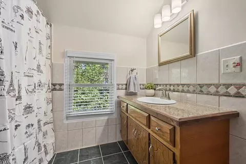 Bath - 302 Griswold St, Elgin, IL 60123 photo 3 of 3