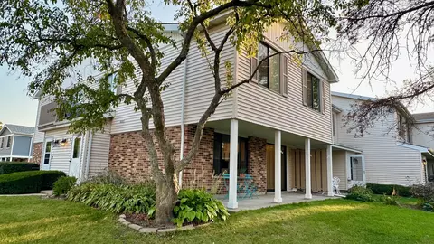 464 Buchanan Ct, Vernon Hills, IL 60061