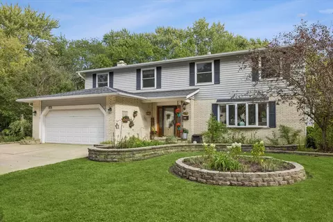 1355 N King George Ct, Palatine, IL 60067