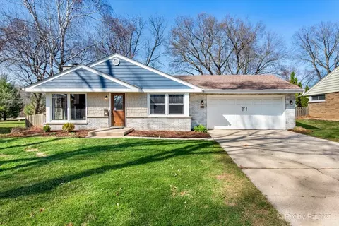 105 April Ln, North Aurora, IL 60542